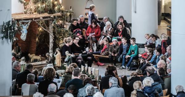 Dick Bruna helpt een handje bij ‘kindje wiegen’ in Martinuskerk in Gaanderen