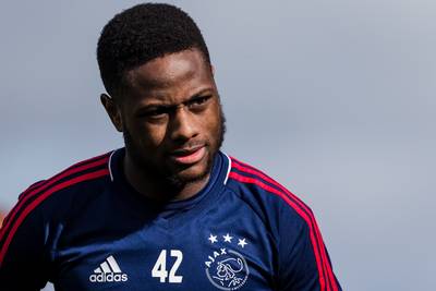 Bizarre eigen goal van Ajax-back Zeefuik
