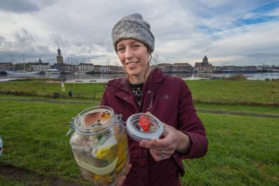 Bubbels moeten het plastic uit het water halen