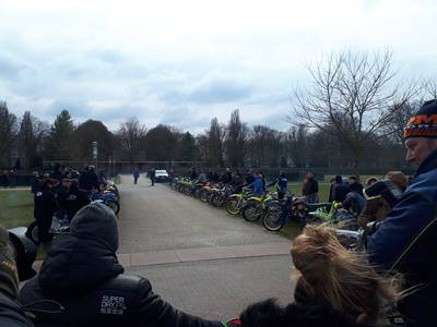 Indrukwekkend eerbetoon aan bij ongeluk overleden zijspancrosser Hans