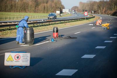 A326 bij Wijchen nog uren dicht vanwege stukken asbest op de weg
