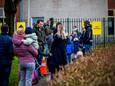 In Lansingerland werden eerst al ouders en kinderen opgeroepen van de getroffen school en directe omgeving. Dit zorgde verleden week voor rijen bij de testlocatie voor corona.