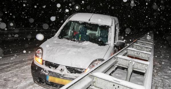 Bestuurder komt met de schrik vrij na schuiver tegen de vangrail op A348