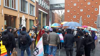 Linkse demonstranten verzamelen zich voor voorlezende dragqueen in bibliotheek Nijmegen