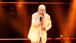 Als een warm dekentje: Hafsa betovert met ‘Cardigan’ van Taylor Swift