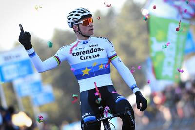 Mathieu van der Poel sluit veldritseizoen in stijl af