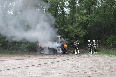 Geparkeerde tractor uitgebrand in Mill