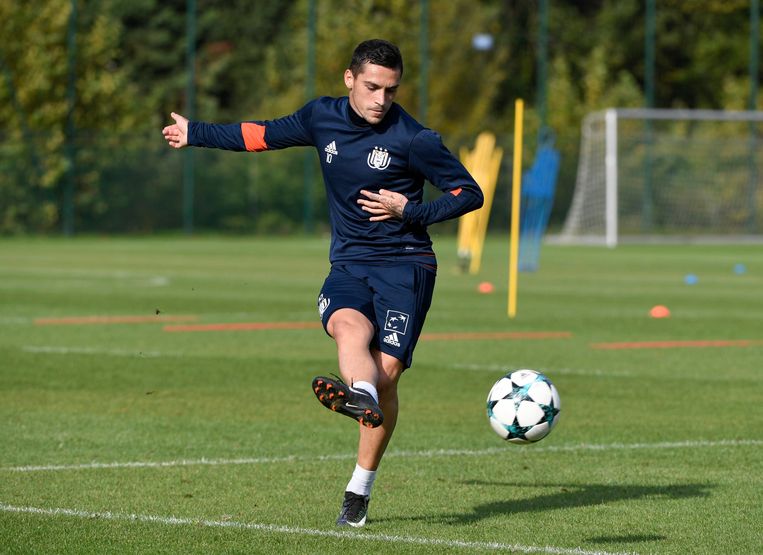 Football Talk België: Makelaar Stanciu dreigt met vertrek - Kortrijk twijfelt over ontslag ...
