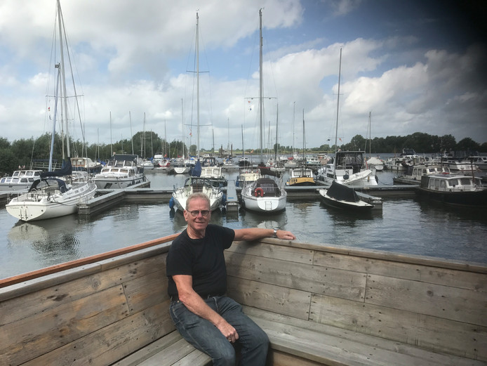 Havenmeester Piet van den Bergh bij de haven aan de Koornwaard. © Jarry Popelier