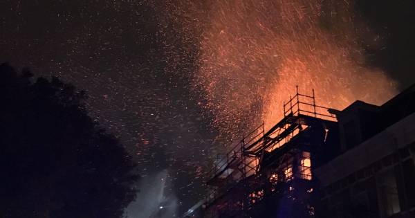 In een leegstaande woning in de Amsterdamse binnenstad is een flinke brand uitgebroken.