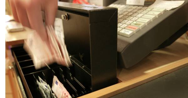 Politie naarstig op zoek naar dikke winkelovervaller die gisteren een supermarkt aan het Ganzerikplein in Rotterdam-Schiebroek overviel maar zijn buit verloor.