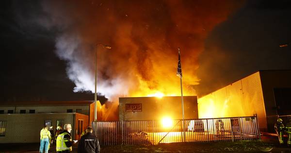 Grote brand in bedrijfshal Vaassen | Epe - De Stentor