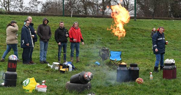Schieten met carbid om oude jaar uit te luiden