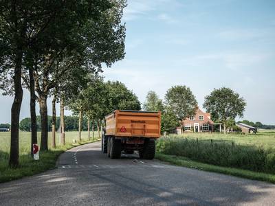 Landbouwverkeer zorgt voor gevaarlijke situaties op dijk bij Lobith: Zevenaar wil af van verbod voor