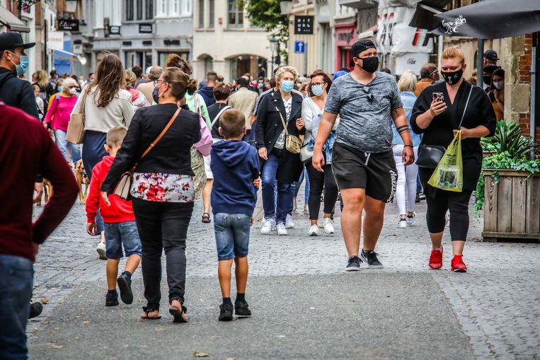 Archieffoto van wandelaars met mondmasker in Brugge.