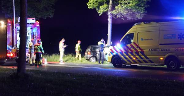 Automobilist gewond bij botsing tegen boom bij Klarenbeek.
