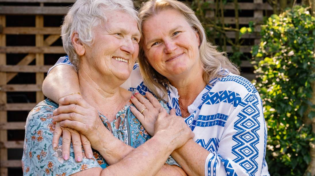 Moeder (72) en dochter (52) krijgen allebei huidkanker: “Ik lag vroeger met blaren in bed van het verbranden, zou dat de oorzaak zijn?”
