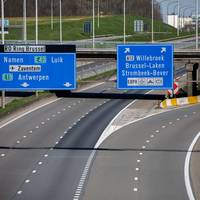 Pijlen boven en langs Vlaamse snelwegen wijzen voortaan niet meer naar beneden, maar naar boven