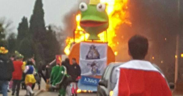 Carnavalswagen in Beek verwoest na brand | Carnaval 2017 - De Gelderlander