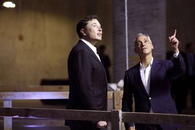 Elon Musk brengt bliksembezoek aan Tesla-bolwerken Tilburg en Amsterdam