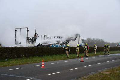 Oplegger van vrachtwagen brandt volledig uit op N59 bij Bruinisse
