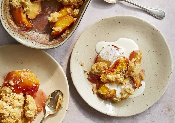 Zoete sesamcobbler met vanilleroom