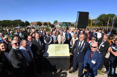 Corrie de Haas (85) zag de vliegtuigen in Opheusden vallen waarvoor er nu een monument is