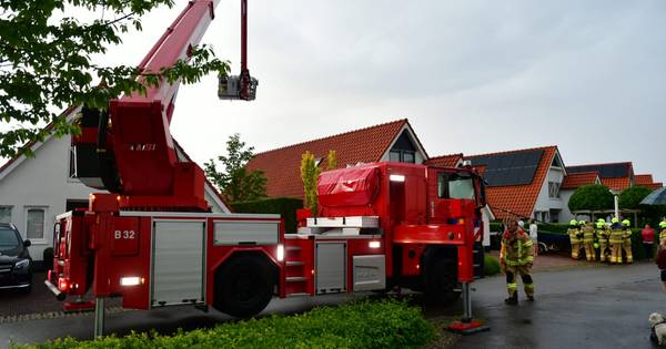 Bliksem slaat in, bewoners kunnen dak van huis in Lathum zelf blussen