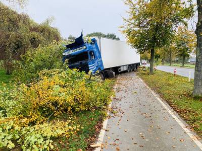 Vrachtwagen raakt van de weg en sleurt bomen mee in Oeffelt