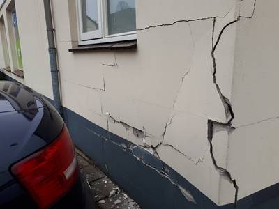 Muur van winkelpand zwaar beschadigd nadat er een auto op is ingereden