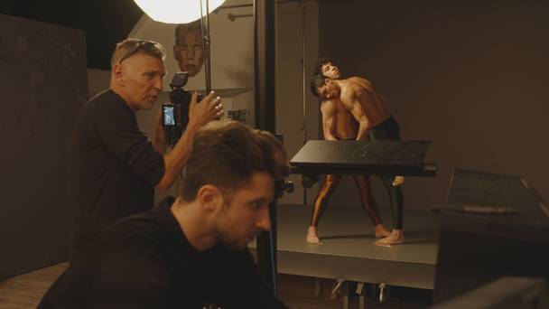 Erwin Olaf eert Hans van Manen