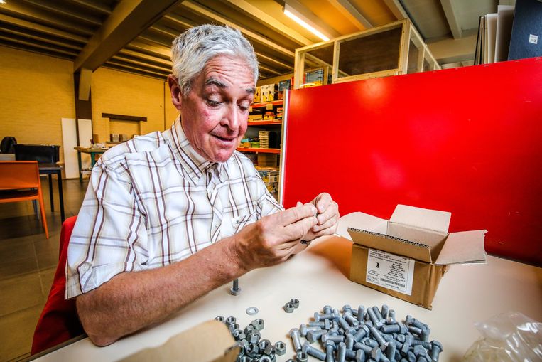 Torhout Tordaele in Bourgondisch hof: montage van moeren