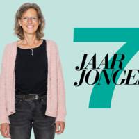 Lydia (55) rockt haar grijze haar 