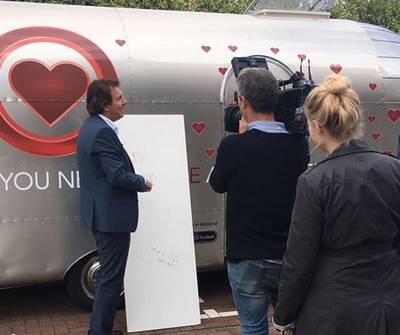 Robert ten Brink 'ontvoerd' naar eigen love caravan