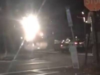 Amerikaanse bestuurster op nippertje voor aanstormende trein weggetrokken