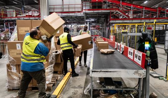 ‘Wat voor privéleven houd je nog over?’ Hoe de pakjesdruk het conflict bij Bpost voedt