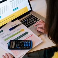 Mogelijk betaalt u 1.328 euro te veel: overstappen naar nieuw energiecontract levert hoogste besparing in jaar op