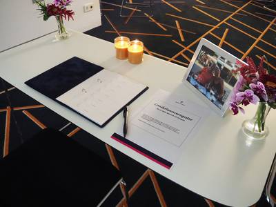 Minuut stilte voor omgebrachte Ab en Geke in gemeentehuis