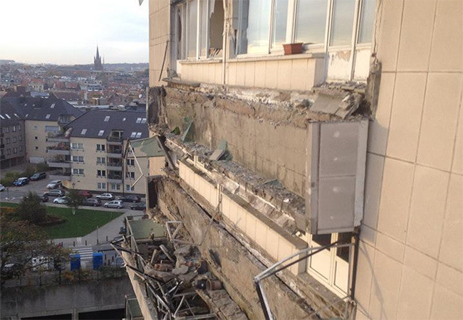 Un Défaut De Construction A Causé Leffondrement De Balcons à