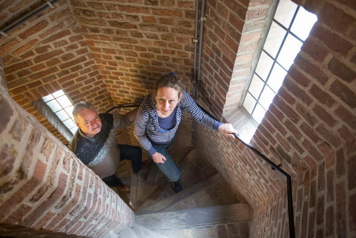 Peter en Annemarie Duivesteijn op de wenteltrap