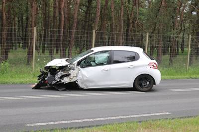 Twee gewonden na aanrijding met twee bomen in Otterlo