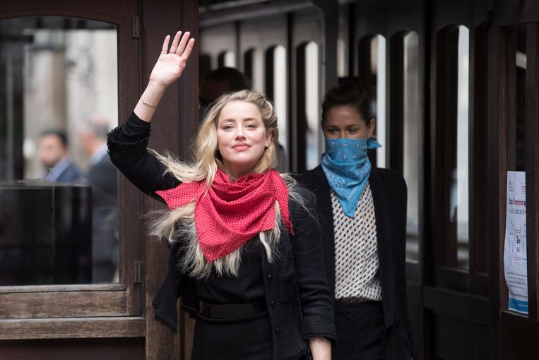 Amber Heard bij het gerechtsgebouw. 