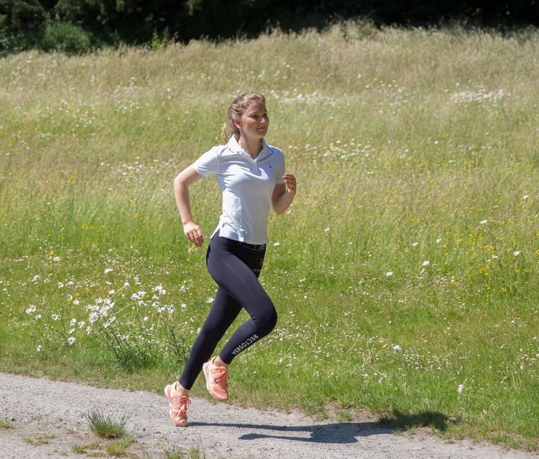 Prinses Elisabeth in een sportoutfit, met een legging van het hippe Belgische merk RectoVerso.