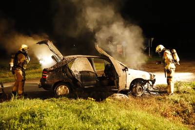 Auto vat vlam en brandt uit op Deurneseweg in Oploo