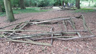 Alsjeblieft: niet klimmen op beelden in Wageningen