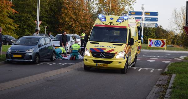 Fietsster gewond na aanrijding met auto op rotonde Mercuriusstraat in Doetinchem.