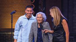 Ezra deelt bijzonder moment met zijn 94-jarige fan