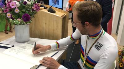 Van Schip tekent voor de eerste keer het grote gedenkboek