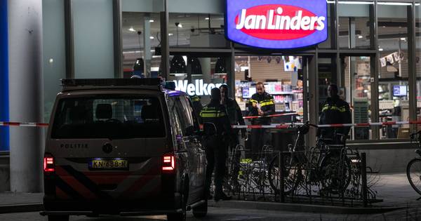 Overvallers met messen en bijlen sluiten personeel supermarkt op in koelcel - AD.nl