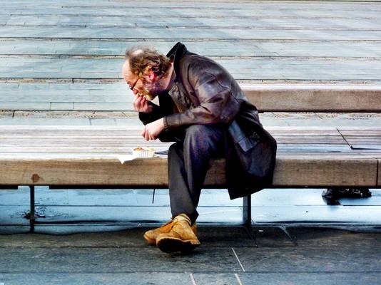 Hans zag je overal. Hij vraagt aan voorbijgangers nooit geld, in zijn kleine wereldje kennen de mensen hém. Een vrouw stopt haar auto om hem een haffel geld in handen te drukken, de groenteboer op de markt reikt hem fruit en een jas aan.